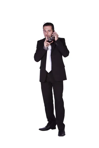 Empresario Hablando Teléfono Mientras Señala Ser Silencioso Fondo Aislado — Foto de Stock