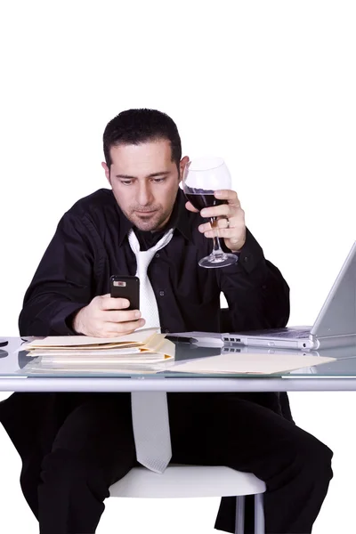 Απομονωμένες Επιχειρηματίας Στο Γραφείο Του Εργάζεται Και Πίνοντας Κρασί Λευκό — Φωτογραφία Αρχείου