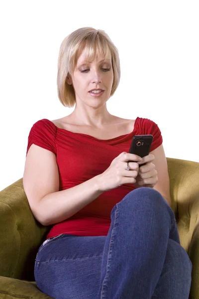 Mulher bonita Texting no sofá — Fotografia de Stock