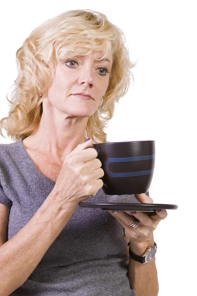 Žena pití kávy stojí — Stock fotografie