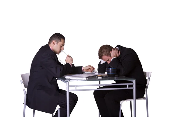 Uomini d'affari stressati che lavorano insieme per rispettare la scadenza — Foto Stock