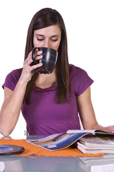 Mooie Vrouw Ontspannen Door Lezen Van Een Tijdschrift Drinken Koffie — Stockfoto