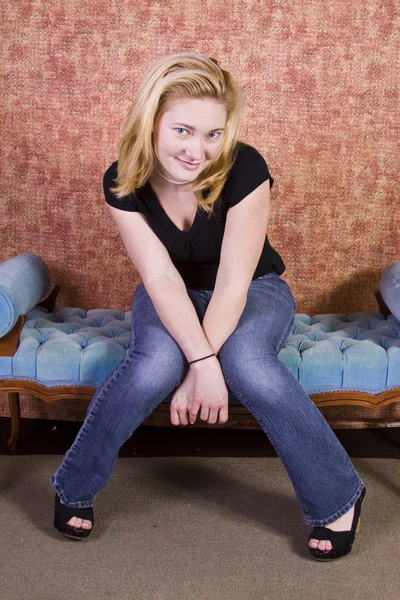 Adolescente Bonita Olhando Para Câmera Sentada Sofá Antigo — Fotografia de Stock