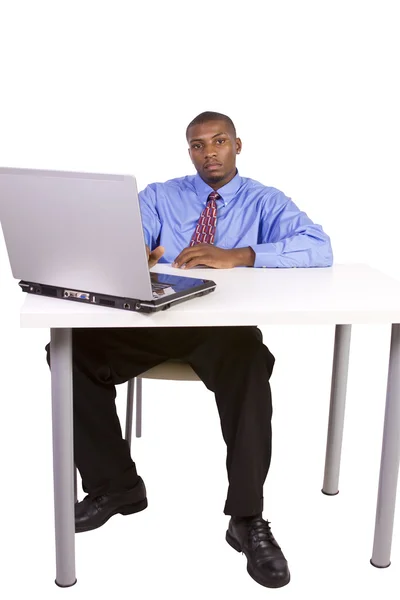 Negro hombre de negocios en su escritorio de trabajo —  Fotos de Stock