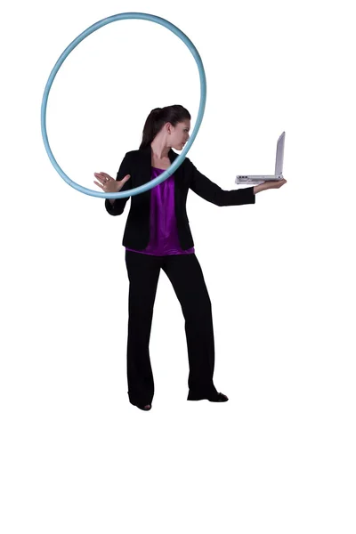 Eine glückliche Geschäftsfrau, die mit einem Hula- Hoop trainiert — Stockfoto