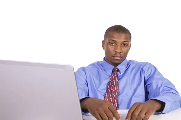 Zwarte zakenman aan zijn bureau werken — Stockfoto