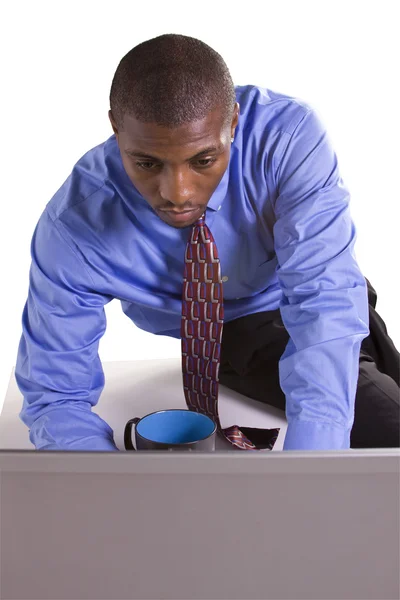 Uomo d'affari nero alla sua scrivania di lavoro — Foto Stock