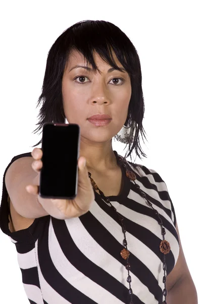 Krásná asijské hispánské ženy držící mobilní telefon — Stock fotografie