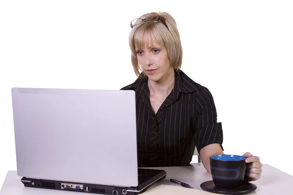 Kobieta Białym Tle Nad Jej Laptop Biurze — Zdjęcie stockowe