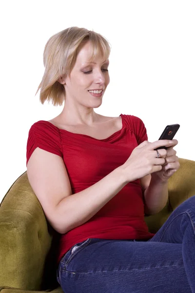 Hermosa mujer Mensajes de texto en el sofá —  Fotos de Stock