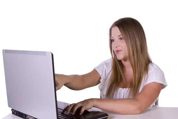 Geschäftsfrau arbeitet im Büro an ihrem Laptop — Stockfoto