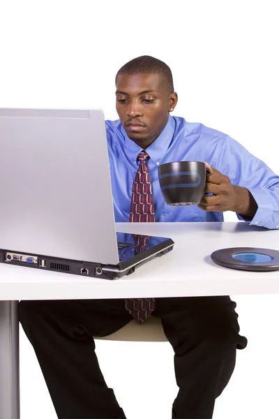 孤立的黑商人在他办公桌工作 白色背景 — 图库照片