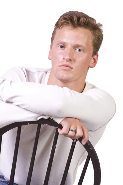 Weißer Mann Sitzt Auf Stuhl Entspannt Weißer Hintergrund — Stockfoto