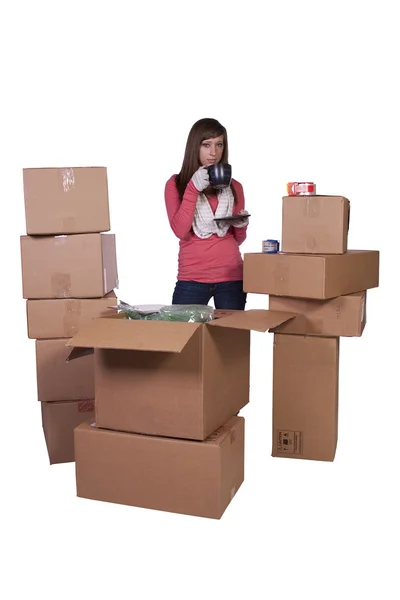 Ung flicka packar ihop och flyttar - isolerade — Stockfoto