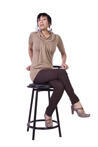 Piękna kobieta, pozowanie na krześle — Zdjęcie stockowe