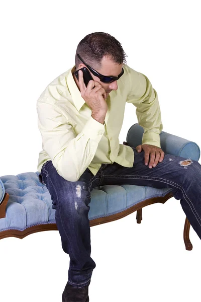 Homme en tenue tendance avec des lunettes de soleil parlant sur téléphone portable — Photo