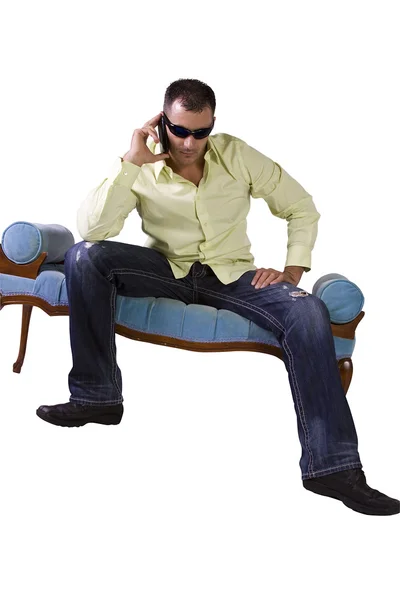 Geïsoleerde Man Trendy Outfit Met Zonnebril Praten Mobiele Telefoon — Stockfoto
