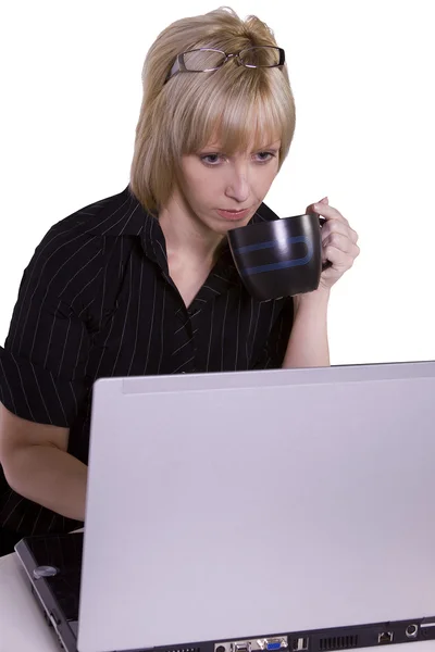 Isolierte Geschäftsfrau Die Büro Ihrem Laptop Arbeitet — Stockfoto