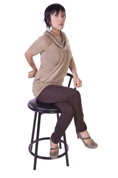 Vacker Kvinna Poserar Stol Isolerade Vit Bakgrund — Stockfoto
