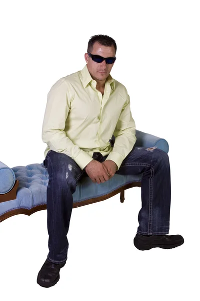 Bílý Muž Sedí Židli Uvolněně Bílé Pozadí — Stock fotografie