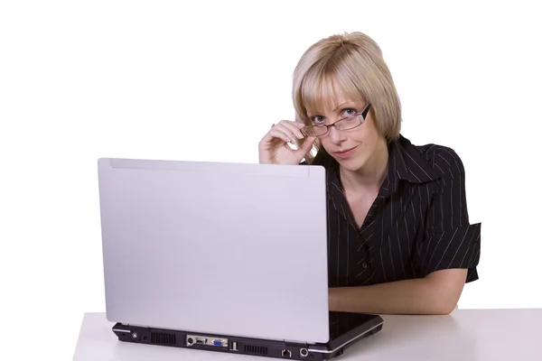 与眼镜笔记本电脑工作的孤立的女强人 — 图库照片