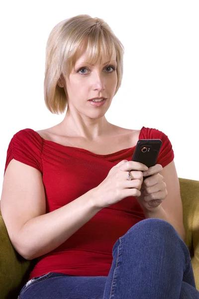 아름 다운 여자는 소파에 문자 메시지 — 스톡 사진