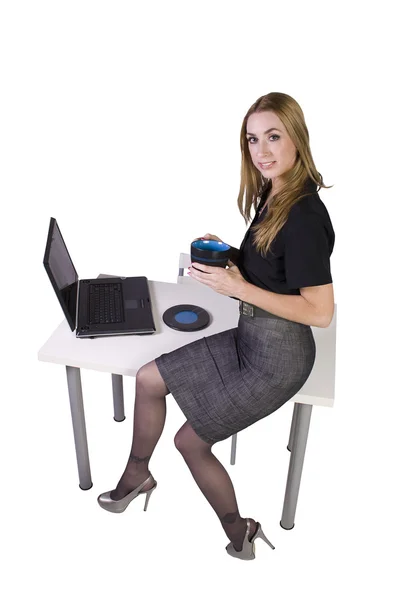 Sexy vrouw zitten op het Bureau — Stockfoto
