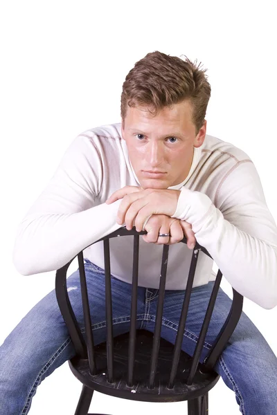 Beyaz Adam Sandalyenin Rahat Beyaz Zemin Üzerine Oturuyor — Stok fotoğraf