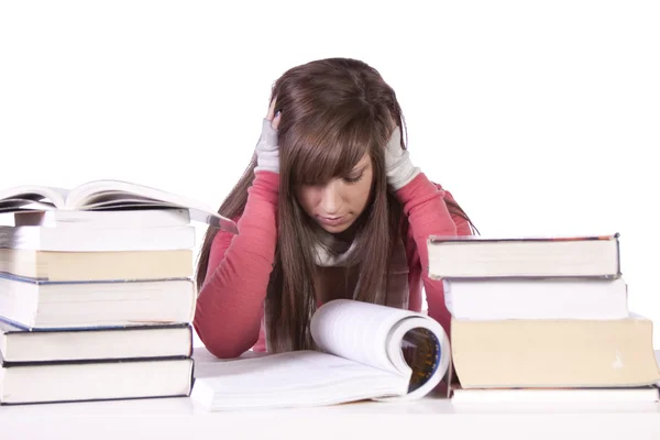 Estudiante joven estudiando para exámenes — Foto de Stock