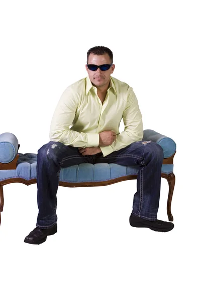 Beyaz Adam Sandalyenin Rahat Beyaz Zemin Üzerine Oturuyor — Stok fotoğraf
