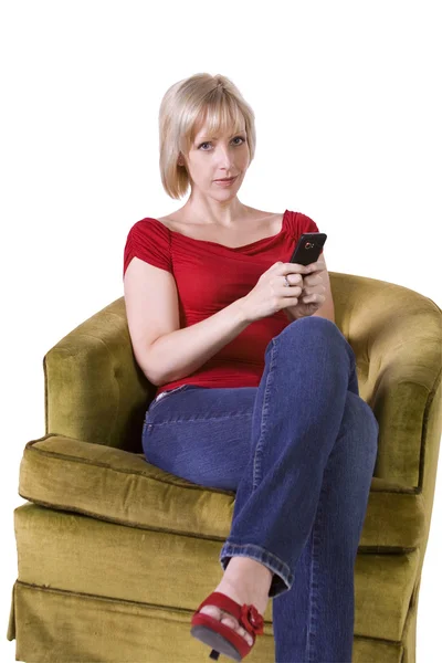自宅でソファの上の美しい女性のテキスト メッセージ — ストック写真