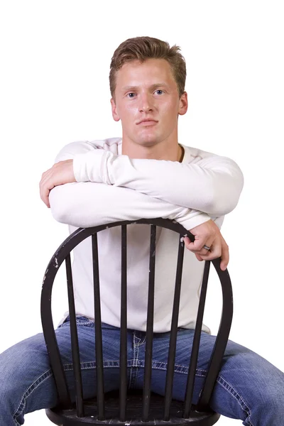 坐在椅子上放宽白色背景上的白人 — 图库照片