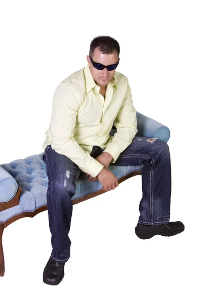 Weißer Mann sitzt entspannt auf Stuhl — Stockfoto