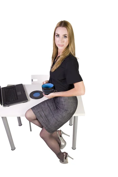 Сексуальна жінка сидить на столі — стокове фото
