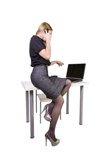 Femme sexy assise sur le bureau — Photo