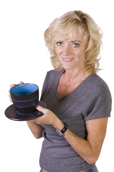 서 커피를 마시는 여자 — 스톡 사진