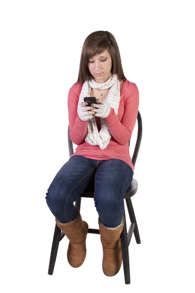 Schöne Mädchen SMS auf einem weißen Backboden — Stockfoto