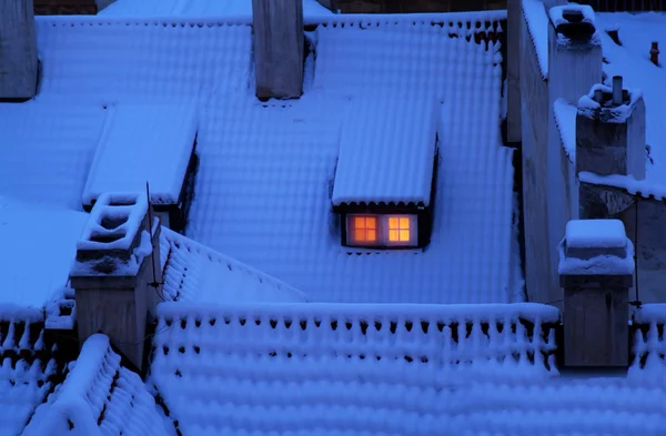 눈이 덮여 지붕 — 스톡 사진