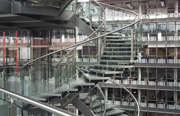 Spiraltrappa i en modern byggnad — Stockfoto
