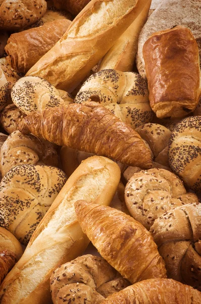 Разнообразие свежего хлеба и пирожных — стоковое фото