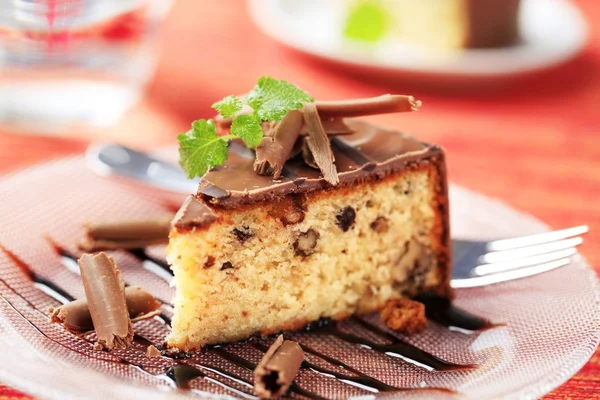Torta di noci glassata al cioccolato — Foto Stock