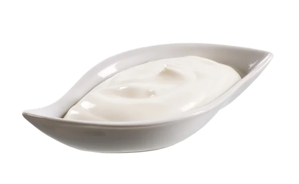 Белый йогурт в стильной миске — стоковое фото