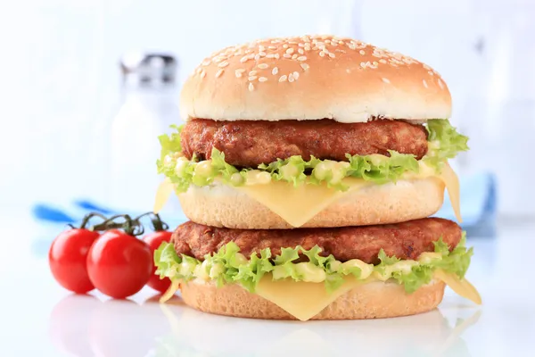 Dwukrotnie cheeseburger — Zdjęcie stockowe