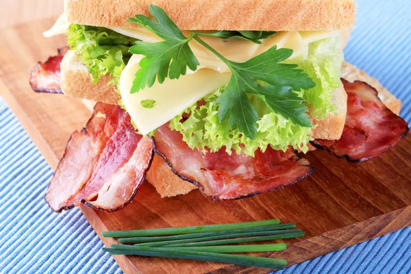 Sendvič se slaninou a sýrem — Stock fotografie