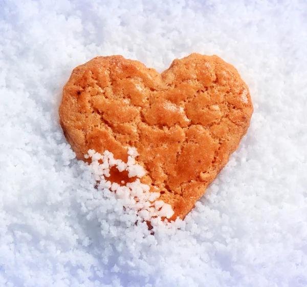 Heart shaped cookie in snow — Stock Photo, Image