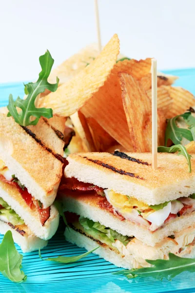 Club sandwiches and crisps — Stock Photo, Image