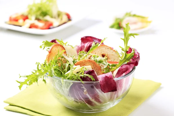 Zelený salát s crostini a sýrem — Stock fotografie