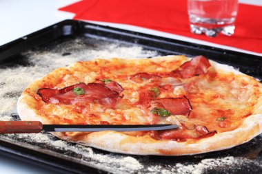 Taze pişmiş pizza.
