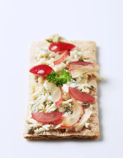 Pan crujiente y queso azul — Foto de Stock