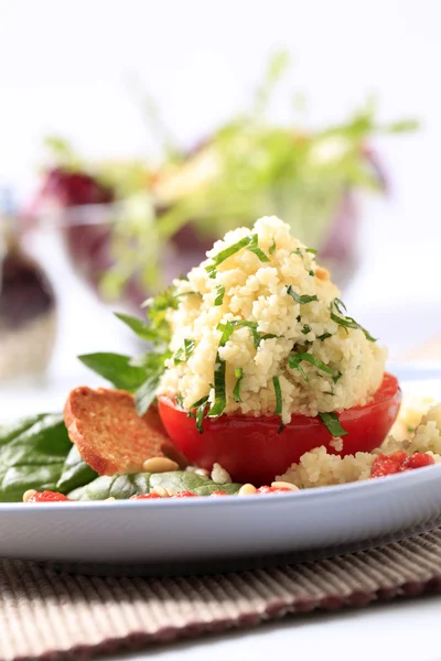 Couscous fyllda tomater — Stockfoto